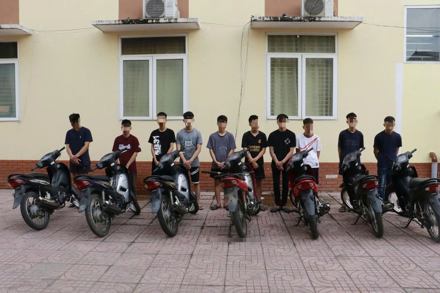 Bắt nhóm đối tượng "nổi” trên mạng xã hội vì mang hung khí truy đuổi nhau trong đêm