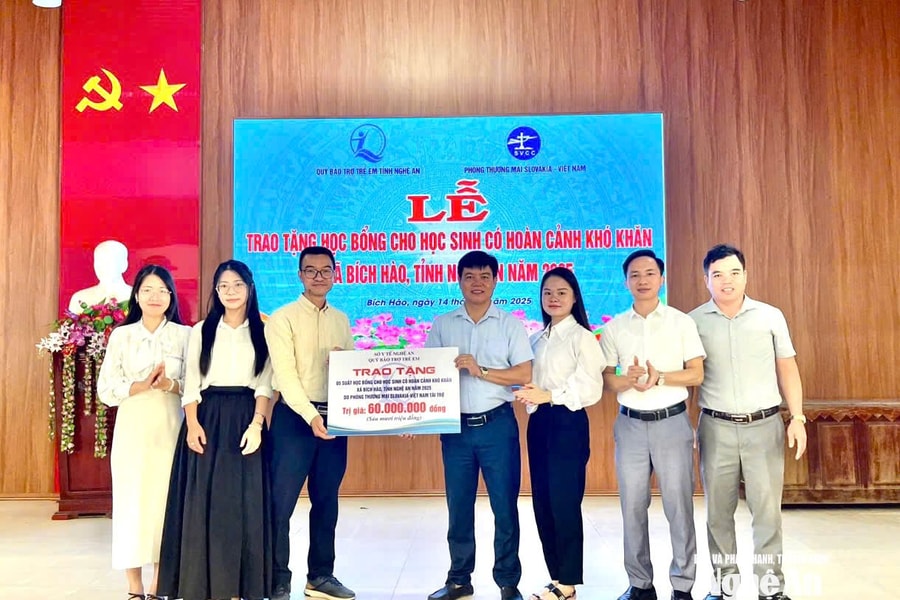 Trao học bổng Slovakia – Việt Nam cho học sinh nghèo vượt khó tại Nghệ An