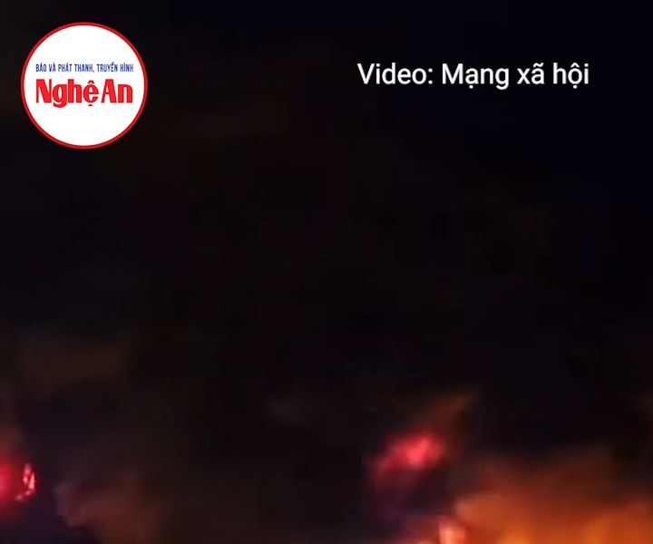 Kho phế liệu rộng 1.500m² bốc cháy dữ dội suốt 3 tiếng đồng hồ