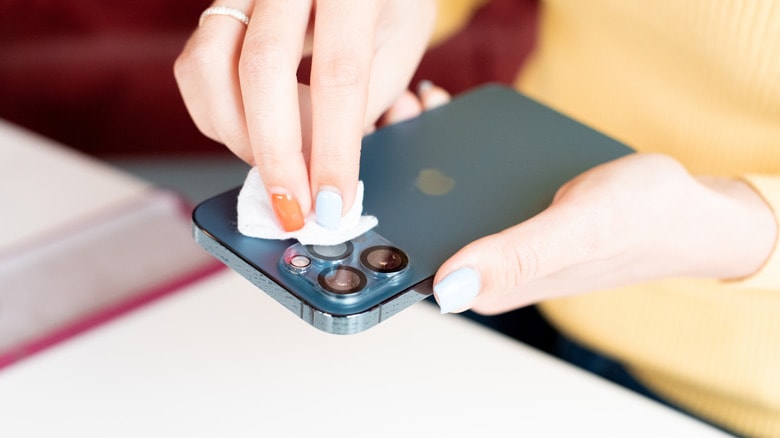 Cách vệ sinh iPhone một cách an toàn