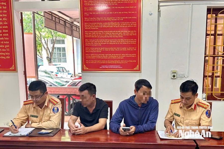 Vượt ẩu trên đường đang thi công, hai tài xế xe khách ở Nghệ An bị xử phạt