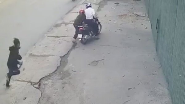 Tạm giữ kẻ dùng dao truy sát "tình địch" giữa phố về hành vi giết người