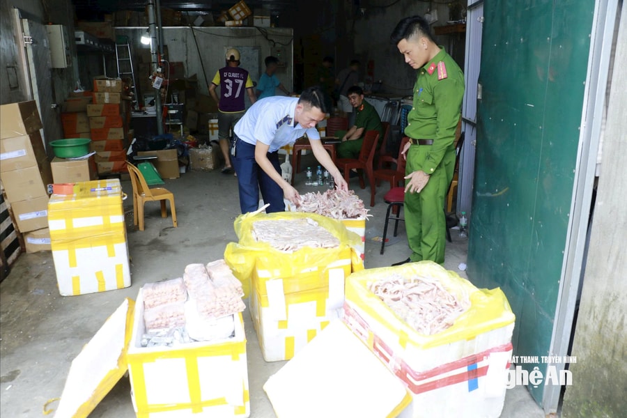 Nghệ An: Phát hiện hàng nghìn chân gà, xúc xích, nem chua đông lạnh không rõ nguồn gốc