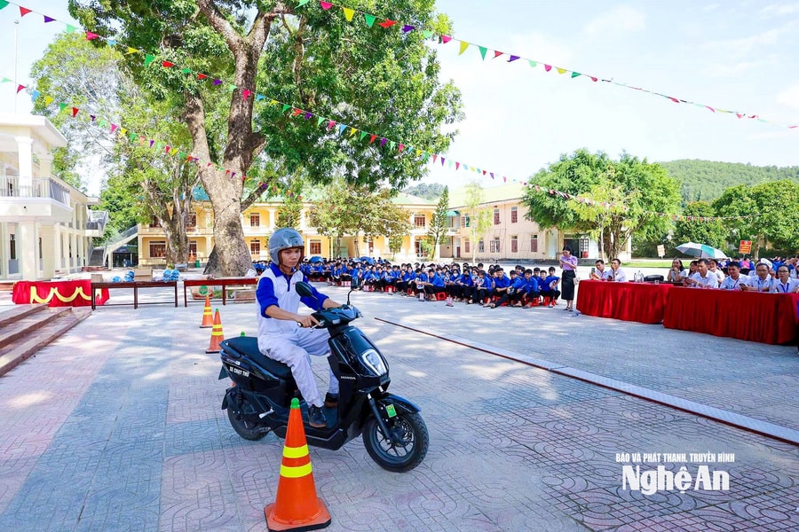 Tuyên truyền pháp luật về trật tự an toàn giao thông và kỹ năng lái xe an toàn cho học sinh