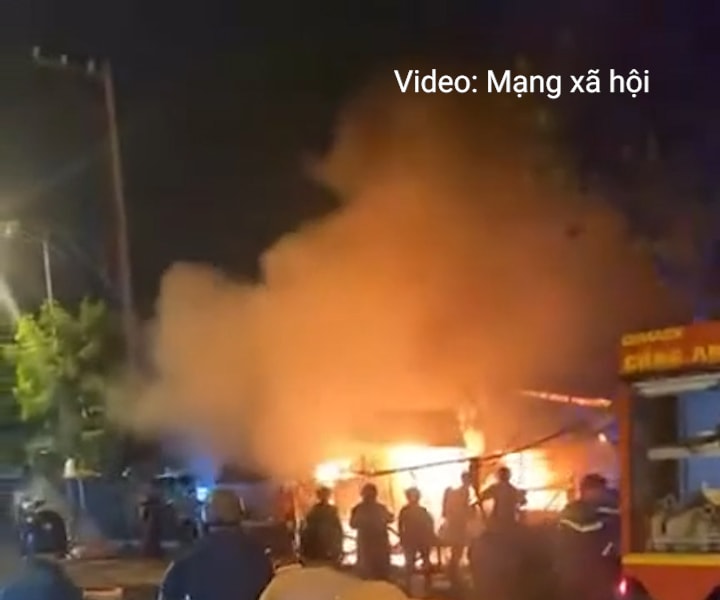 Chợ cháy lớn lúc nửa đêm, nhiều kiốt bị thiêu rụi