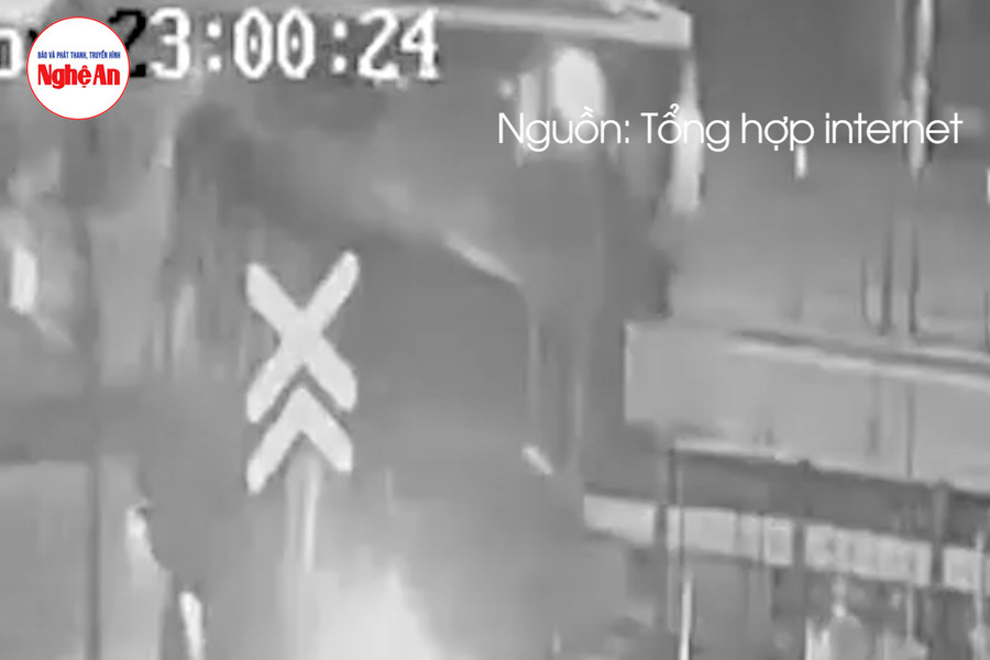 Xe buýt tông xe tải chờ đèn đỏ, suýt gây tai nạn đường sắt