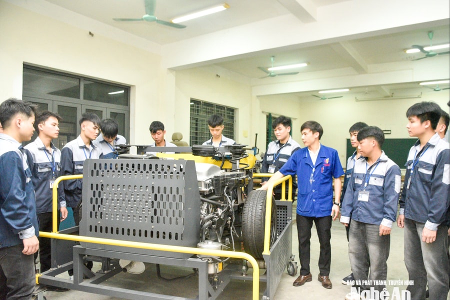 Thầy giáo trẻ Nghệ An tận tâm với sự nghiệp "truyền lửa nghề"