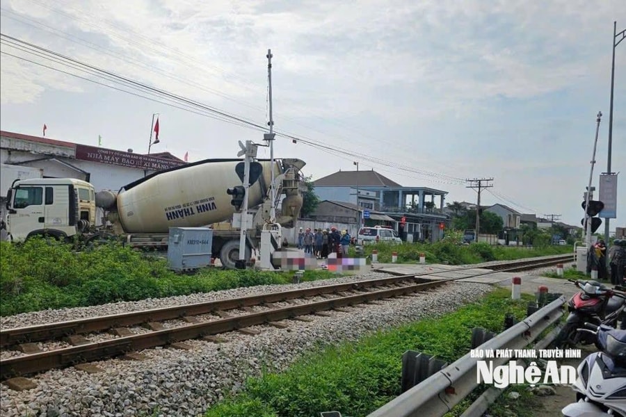 Nghệ An: Va chạm giữa xe bồn và xe máy khiến 2 người tử vong