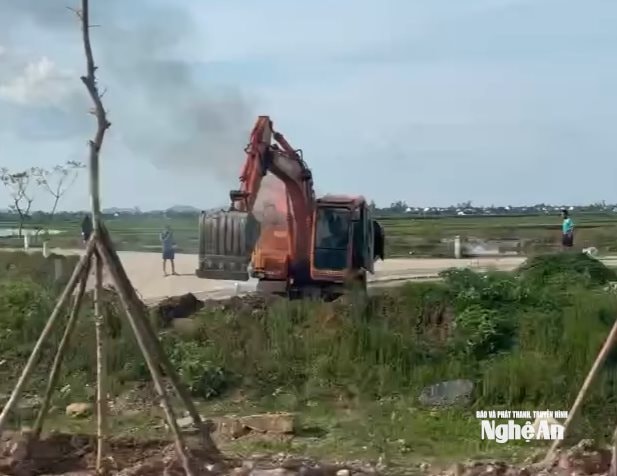 Đang thi công trên đường Nguyễn Sỹ Sách kéo dài, máy xúc bất ngờ bốc cháy dữ dội