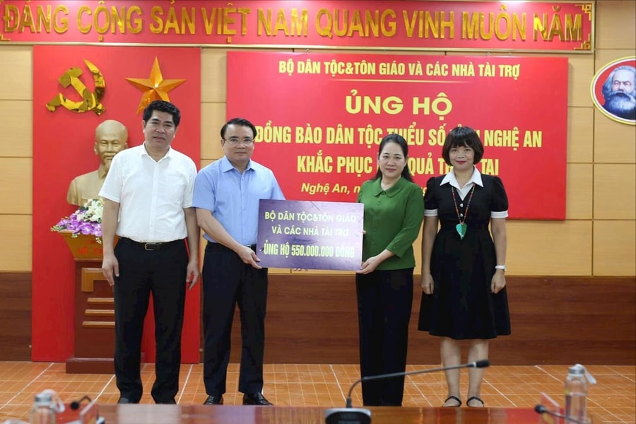Bộ Dân tộc và Tôn giáo hỗ trợ cho đồng bào dân tộc chịu ảnh hưởng bão lũ tại Nghệ An