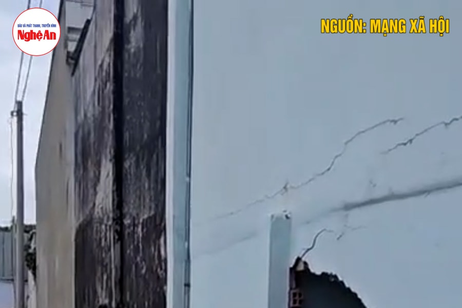 Nhiều người may mắn thoát nạn khi xe taxi công nghệ đâm thủng tường nhà dân