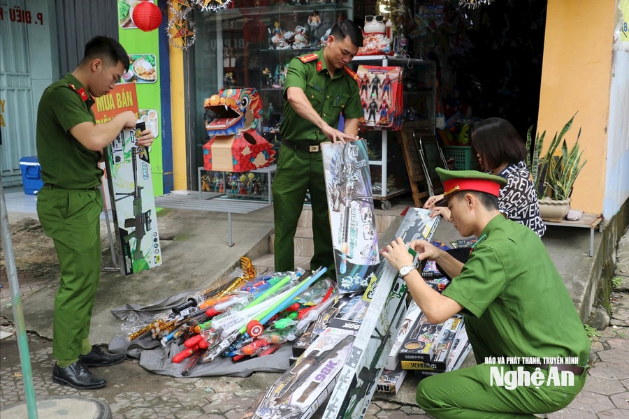 Thu giữ hàng trăm sản phẩm đồ chơi trẻ em bị cấm lưu hành