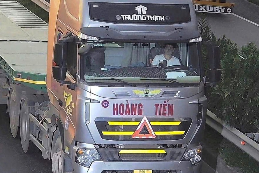 Dừng đèn đỏ dùng điện thoại: Hiểu đúng luật để tránh bị phạt