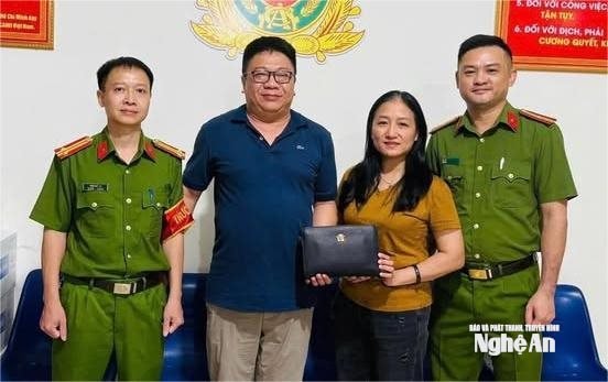 Người phụ nữ ở Nghệ An nhặt được gần 400 triệu đồng, giao nộp công an tìm người đánh rơi