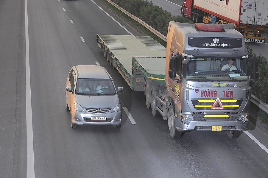 Sử dụng điện thoại khi lái xe: Mức phạt mới và lưu ý quan trọng