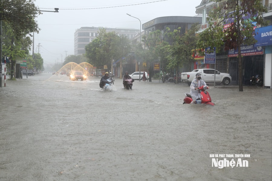 Mưa lớn gây ngập cục bộ nhiều tuyến phố ở Nghệ An