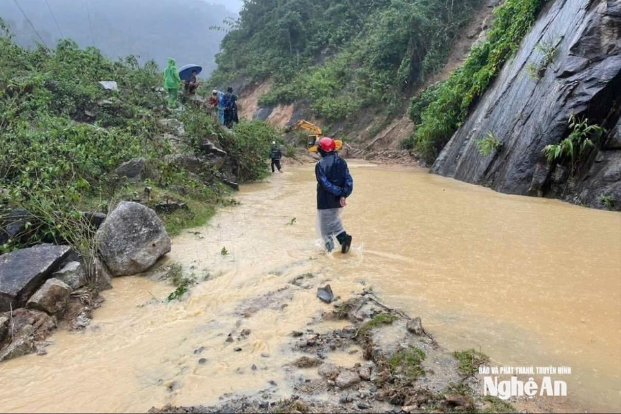 Bão số 10 áp sát, nhiều khu vực miền núi Nghệ An xảy ra sạt lở, chia cắt