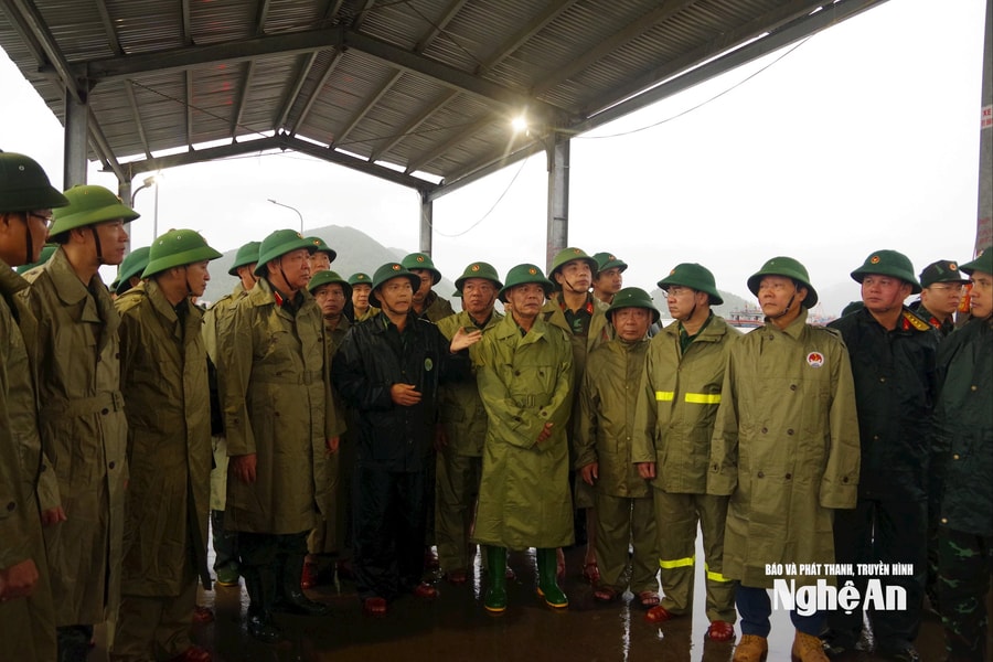 Thượng tướng Huỳnh Chiến Thắng kiểm tra công tác ứng phó bão số 10 tại Nghệ An