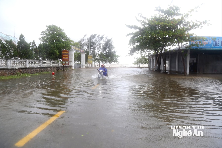 Vùng ven biển Nghệ An chiều 28/9: Gió rít, sóng dữ và mưa lớn