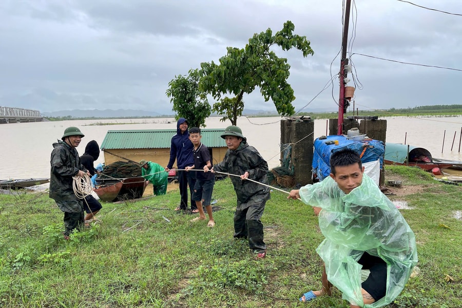 Di dời khẩn cấp xóm chài sát sông Lam trước khi bão số 10 đổ bộ