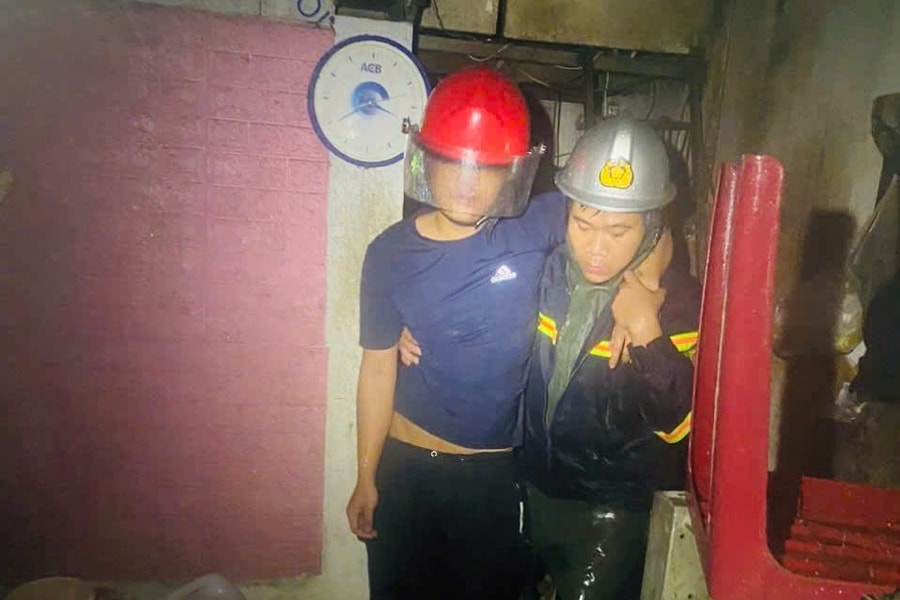 Cảnh sát Nghệ An kịp thời giải cứu 8 người mắc kẹt trong bão số 10