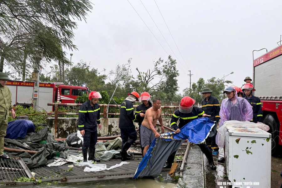 Lực lượng cứu hộ khẩn trương giúp dân đường Nguyễn Tài thoát ngập