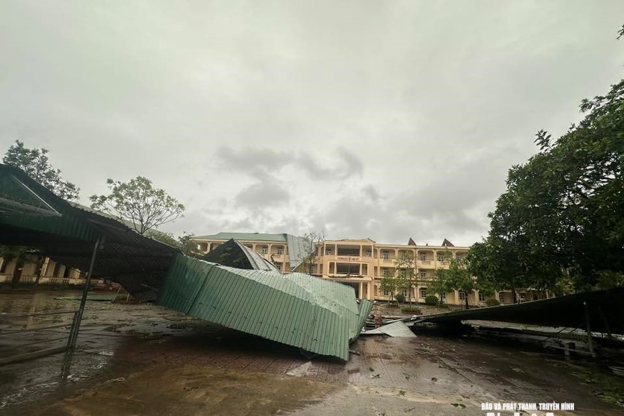 Chưa thể khắc phục hậu quả bão số 10, ngày mai (30/9) nhiều địa phương ở Nghệ An tiếp tục cho học sinh nghỉ học