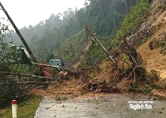 Mưa lớn do hoàn lưu sau bão số 10, nhiều bản vùng cao Nghệ An bị sạt lở, cô lập