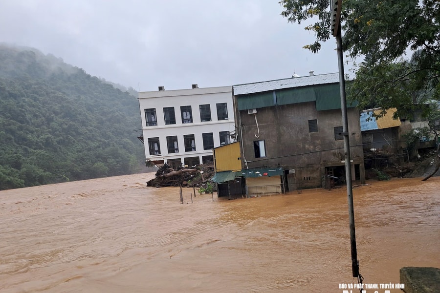 Người dân miền Tây Nghệ An lại tất tả chạy lũ