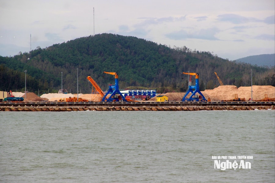 Nỗ lực khắc phục hậu quả bão tại cảng quốc tế Vissai Nghệ An