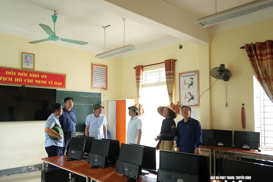 Giám đốc Sở Giáo dục và Đào tạo kiểm tra việc khắc phục bão lũ ở các trường học