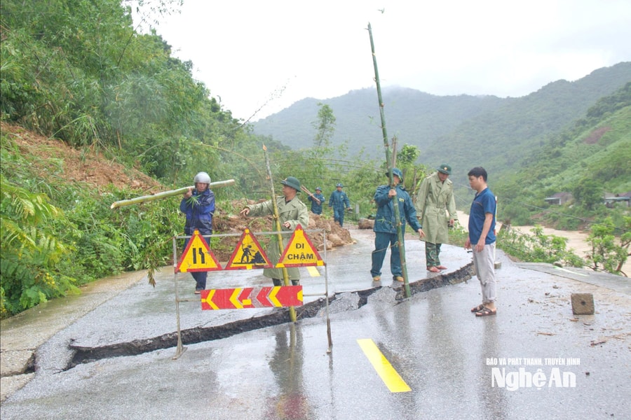 Khẩn trương hỗ trợ Nhân dân khắc phục hậu quả bão số 10 và mưa lũ