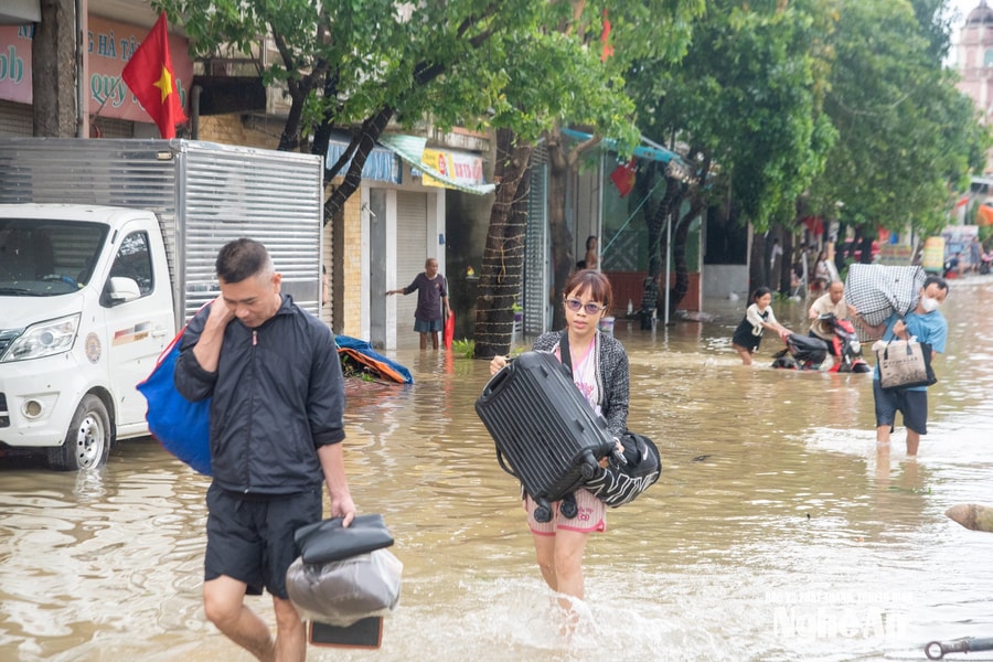 Ngập lụt lịch sử ở khu dân cư ven sông Vinh sau bão số 10