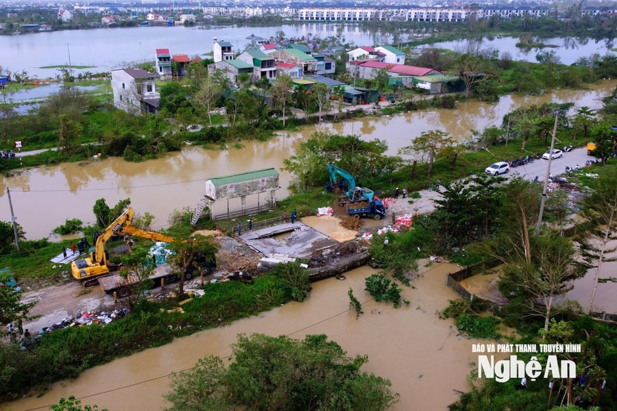 Dồn lực khắc phục sự cố nứt đường ven sông Vinh trong thời gian sớm nhất