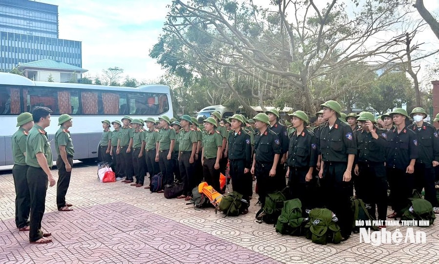 Công an Nghệ An xuất quân hỗ trợ người dân khắc phục hậu quả sau bão số 10