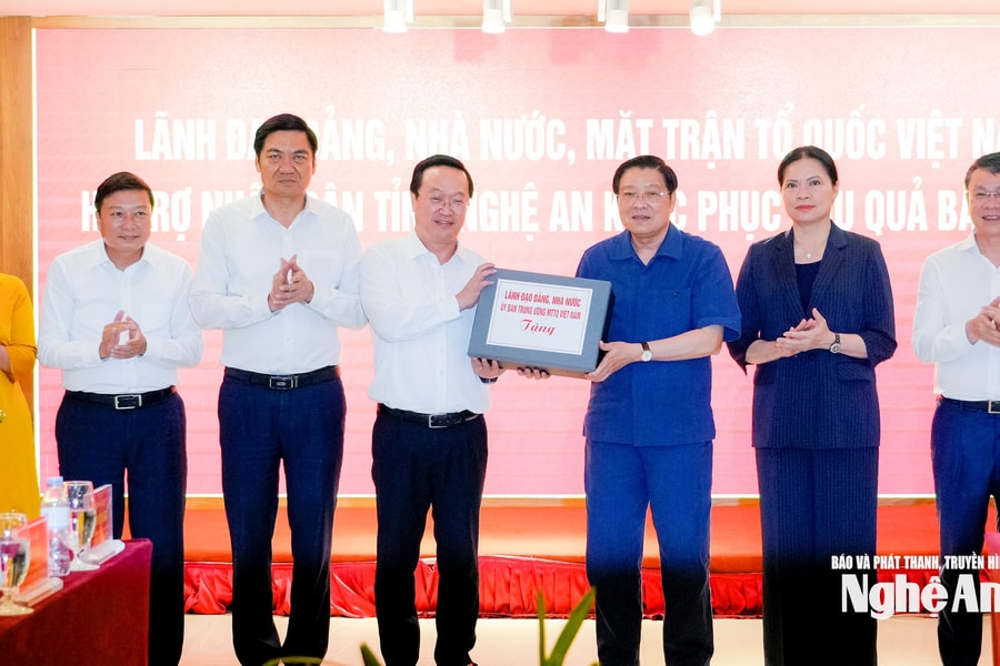 Đồng chí Phan Đình Trạc trao hỗ trợ của lãnh đạo Đảng, Nhà nước, MTTQ Việt Nam cho nhân dân tỉnh Nghệ An khắc phục hậu quả bão số 10