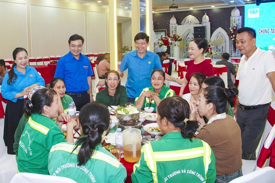 'Bữa cơm Công đoàn' chung tay khắc phục hậu quả cơn bão số 10