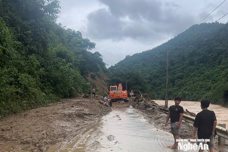 Khẩn trương huy động máy móc san gạt, sớm thông tuyến Quốc lộ 7