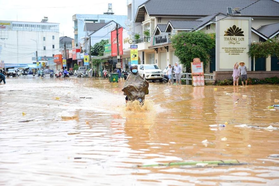 Hà Nội sáng 1/10: Hàng chục điểm ngập úng vẫn án ngữ nhiều tuyến phố