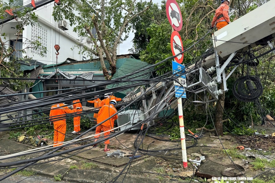 Chỉ đạo của Bộ Chính trị về khắc phục hậu quả do bão số 10 gây ra