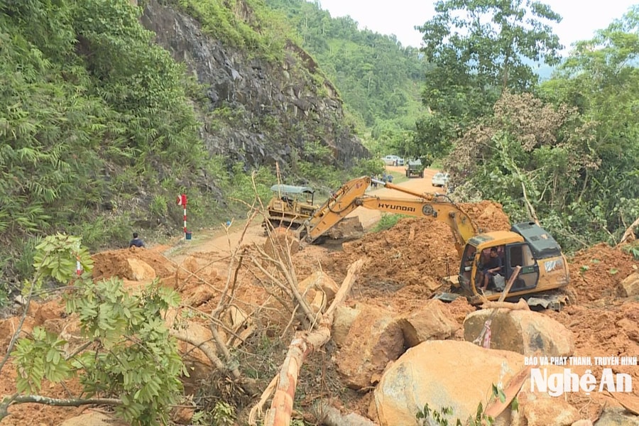 Khẩn trương khắc phục điểm sạt lở đoạn Quốc lộ 48 lên Cửa khẩu Thông Thụ