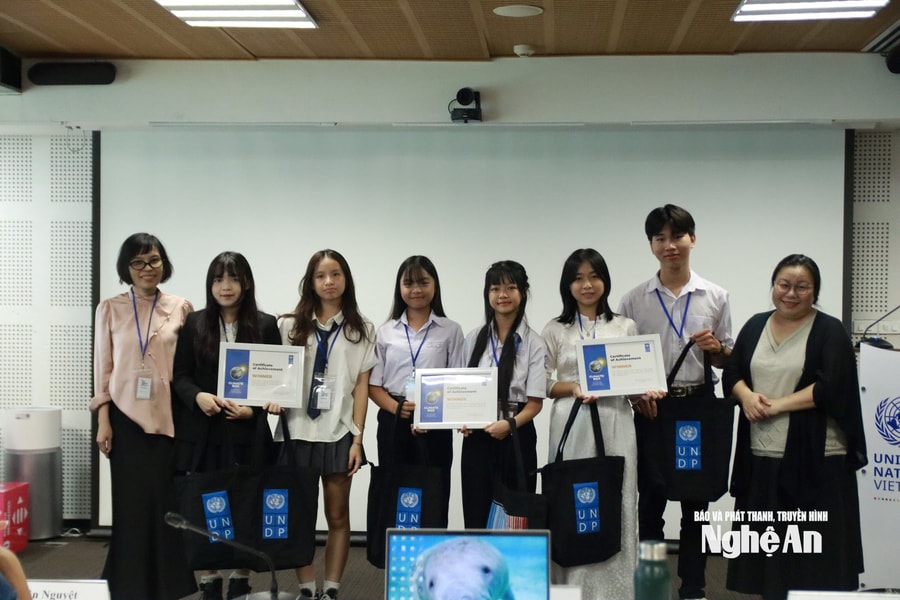 Nữ sinh trường Phan chia sẻ hành trình dự án "Mảnh vá xanh" được chọn tham dự Liên hoan Thanh thiếu niên Quốc tế về biến đổi khí hậu