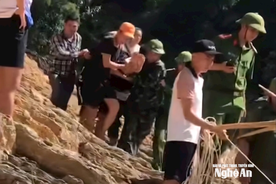 Nghệ An: Lực lượng '4 tại chỗ' chung sức đưa cụ bà ở vùng lũ vượt sông đi cấp cứu