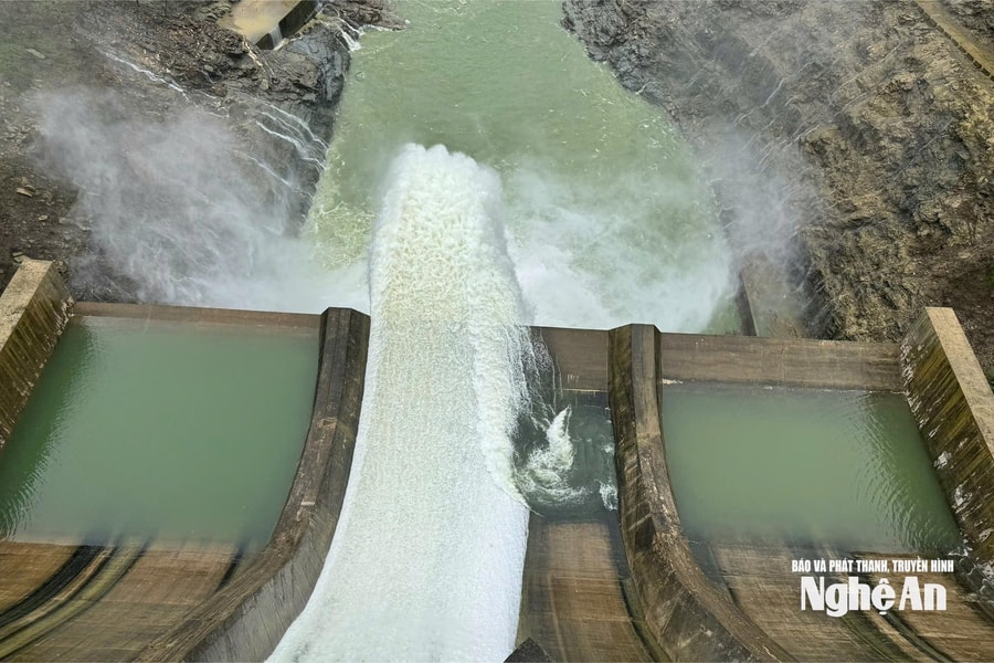 Nhà máy thuỷ điện Bản Vẽ tăng lưu lượng xả, hạ mực nước hồ nhằm tăng dung tích phòng lũ cho hạ du từ 15h chiều 4/10