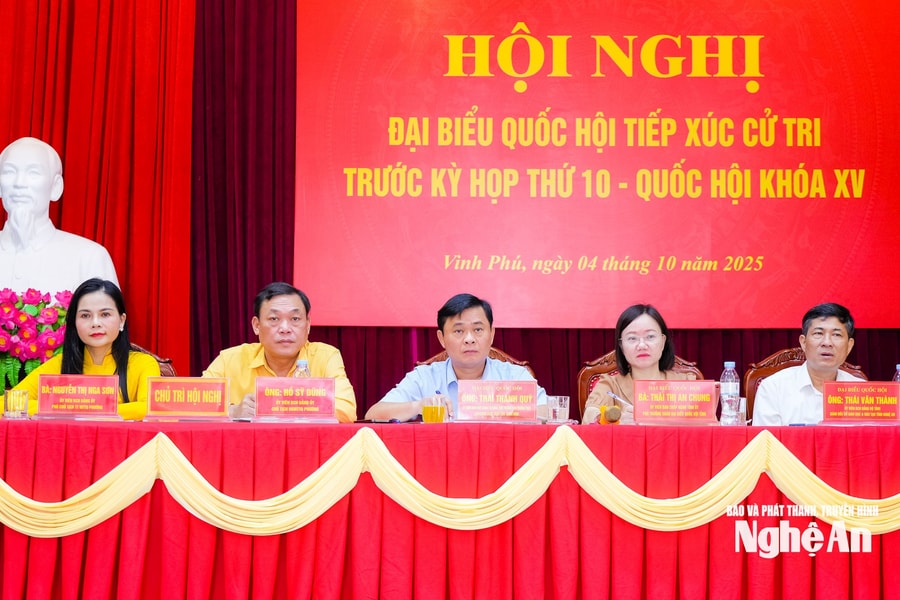 Phó trưởng Ban Thường trực Ban Chính sách, Chiến lược Trung ương Thái Thanh Quý tiếp xúc cử tri phường Vinh Phú