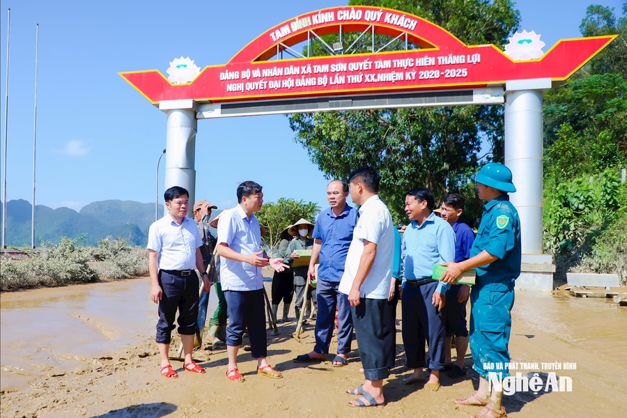Chủ tịch UBND tỉnh Nghệ An Lê Hồng Vinh kiểm tra công tác khắc phục hậu quả bão số 10 tại các xã Yên Xuân, Anh Sơn, Nhân Hòa