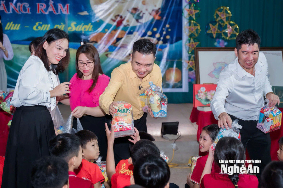 Hoàng Gia Phát Group phối hợp tặng quà trung thu tới học sinh vùng lũ xã Yên Hòa