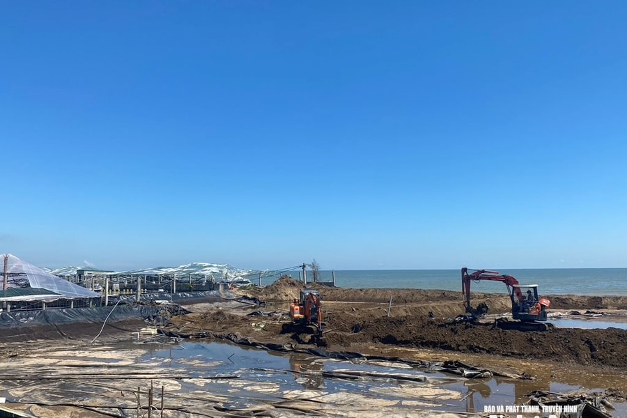 Thiệt hại nặng sau bão số 10, chủ trại nuôi tôm công nghệ cao nỗ lực khắc phục hậu quả