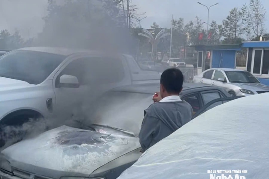 Ô tô bất ngờ bốc cháy tại bãi giữ xe bệnh viện