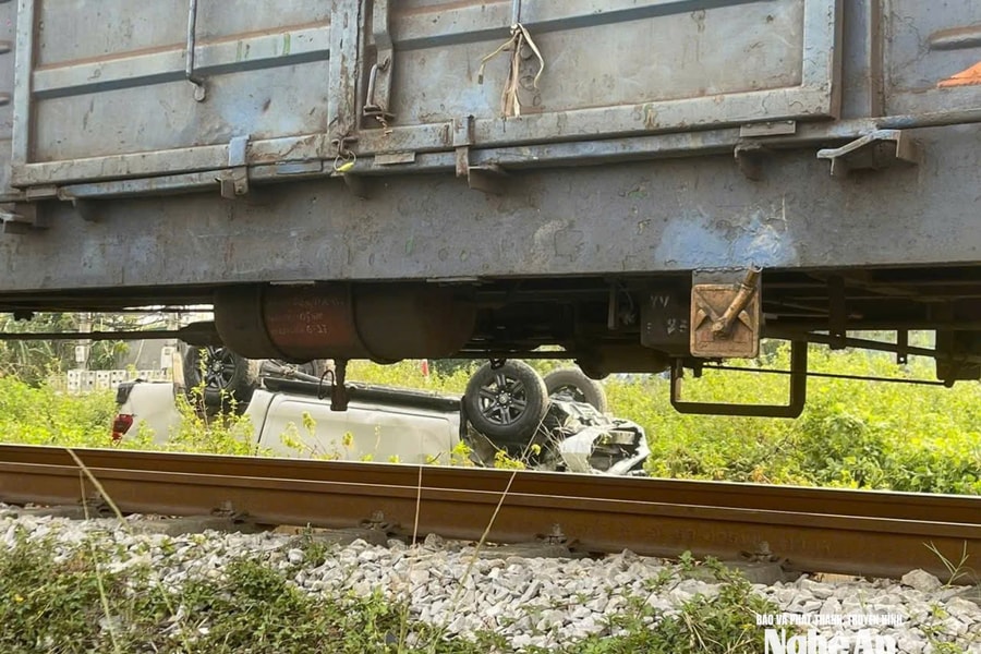 Ô tô lật ngửa sau va chạm với tàu hỏa tại phường Trường Vinh